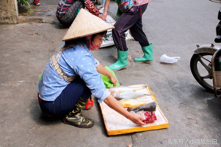 海南三亚街头有趣画面按摩80元一次