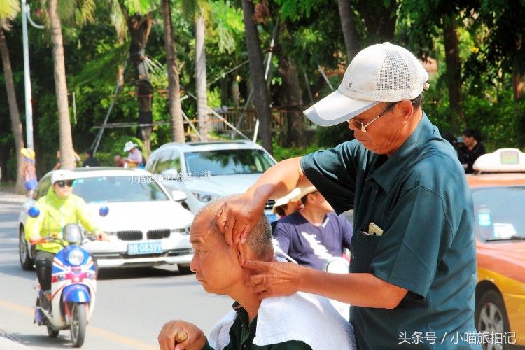 海南三亚街头有趣画面按摩80元一次